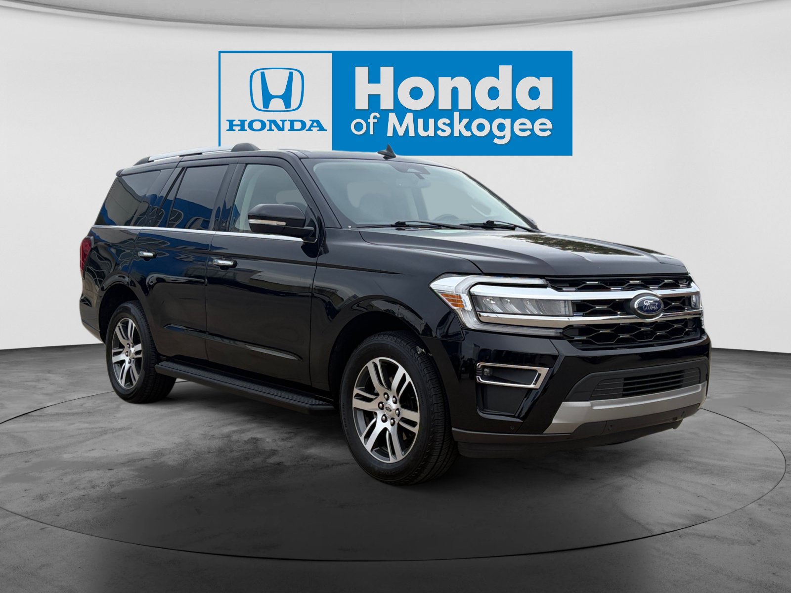 Used 2024 Ford Expedition Limited AWD/4WD image 3