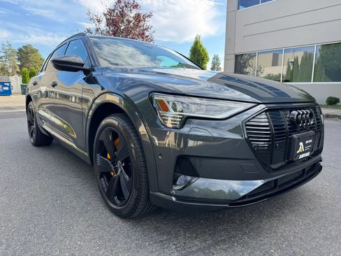 Used 2022 Audi e-tron Premium Plus w/ Premium Plus Package AWD/4WD image 2