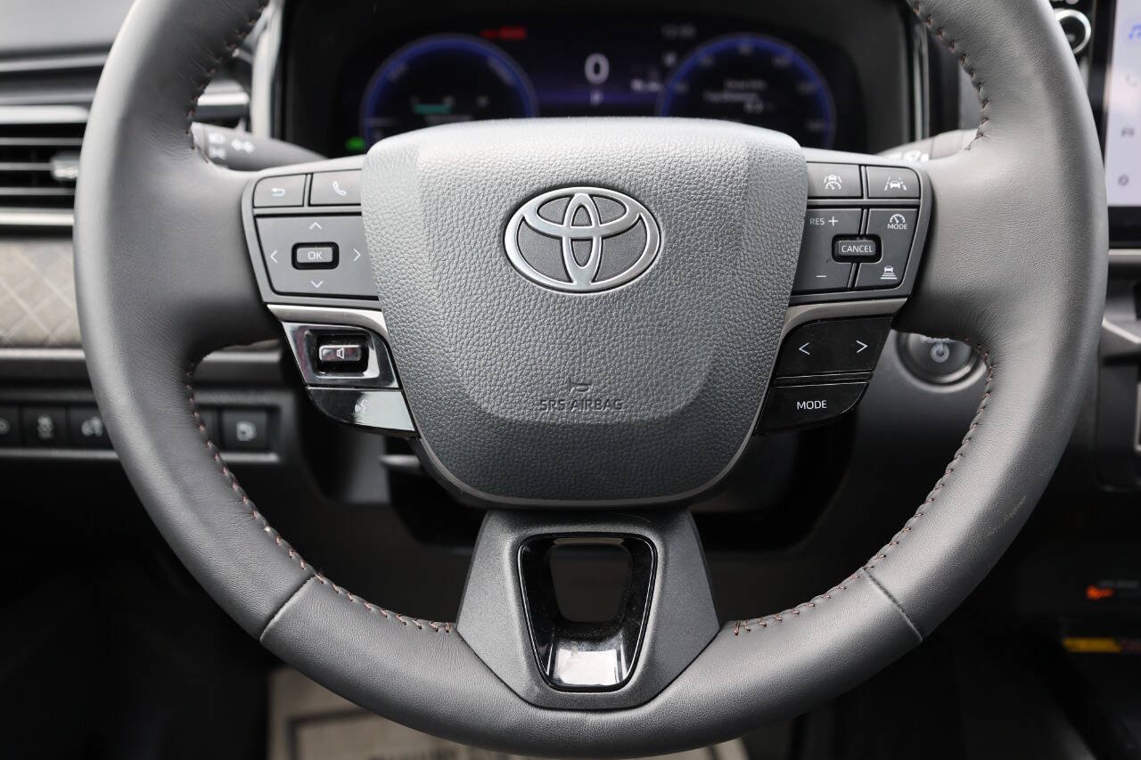 Used 2025 Toyota Camry XLE FWD image 17