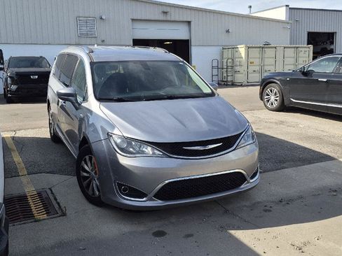 Used 2018 Chrysler Pacifica Touring-L FWD image 2