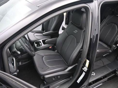 New 2026 Chrysler Pacifica Select w/ S Appearance Package AWD/4WD image 11