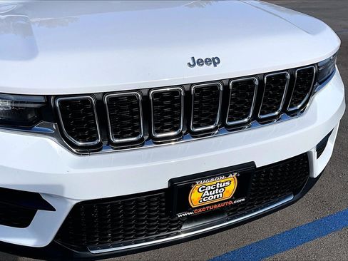 Used 2023 Jeep Grand Cherokee Laredo AWD/4WD image 28