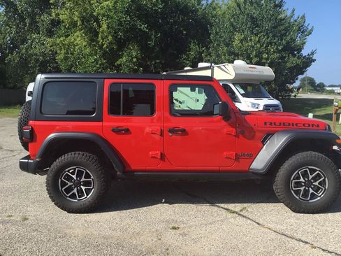 Used 2024 Jeep Wrangler Unlimited Rubicon AWD/4WD image 5