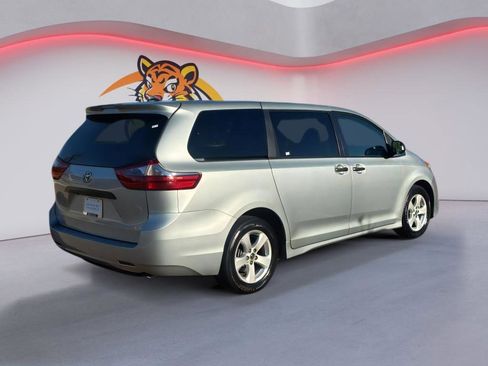 Used 2020 Toyota Sienna L image 5