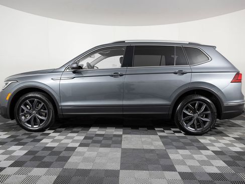 Used 2023 Volkswagen Tiguan SE image 3