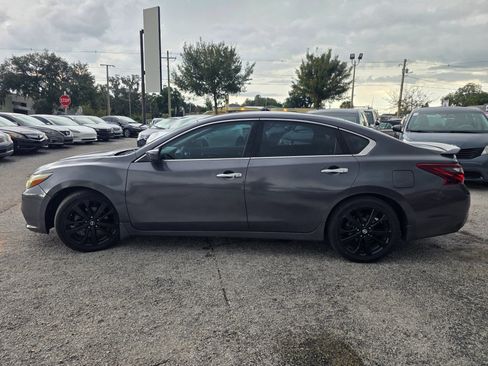 Used 2017 Nissan Altima 2.5 SR w/ Midnight Edition Package FWD image 4