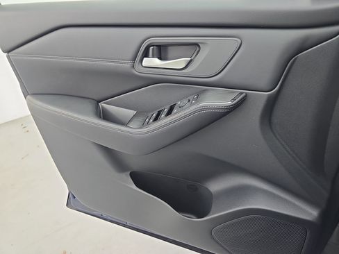 Used 2025 Nissan Rogue SV w/ SV Premium Package image 25