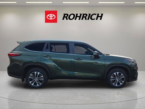 Used 2023 Toyota Highlander XLE image 6