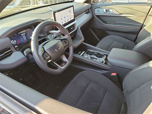 Used 2025 Ford Explorer ST image 3