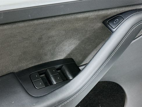 Used 2022 Tesla Model Y Long Range AWD/4WD image 15