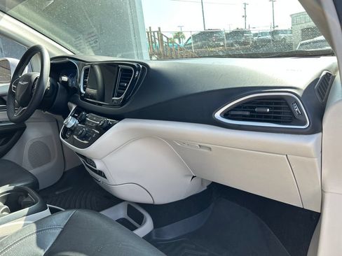 Used 2022 Chrysler Pacifica Touring-L FWD image 16