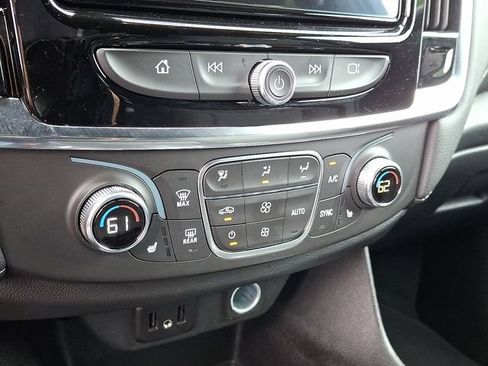 Used 2023 Chevrolet Traverse LT FWD image 16