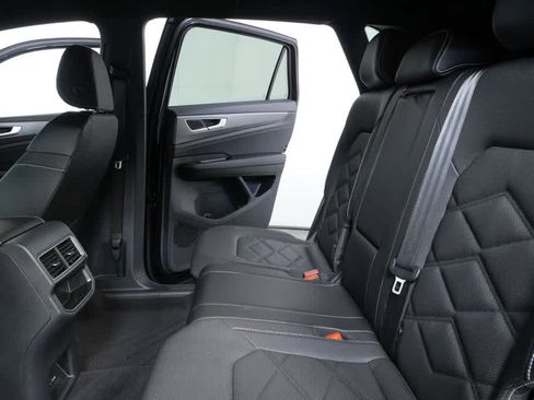Certified 2025 Volkswagen Atlas Cross Sport SE FWD image 18