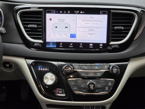 Used 2024 Chrysler Pacifica Touring-L image 19