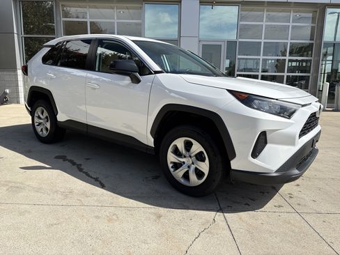 Used 2022 Toyota RAV4 LE FWD image 2