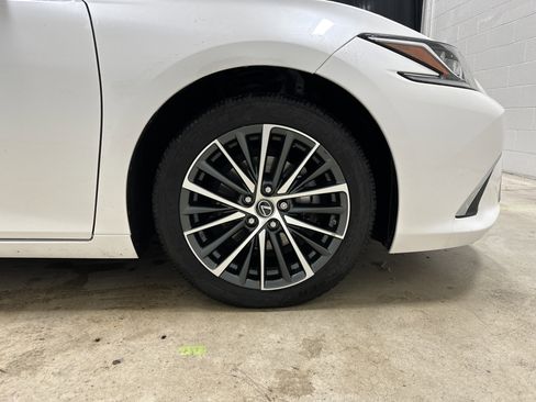 Used 2023 Lexus ES 300h w/ Premium Package image 13