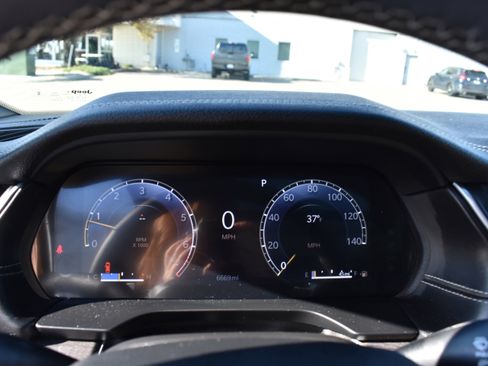 Used 2025 Jeep Grand Cherokee Limited w/ Luxury Tech Group II image 17