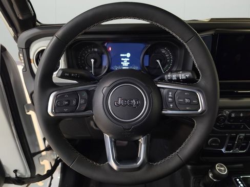 Used 2025 Jeep Wrangler Unlimited Sahara w/ Safety Group AWD/4WD image 18