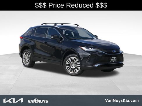 Used 2024 Toyota Venza XLE image 1