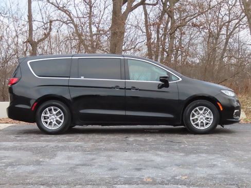 Certified 2024 Chrysler Pacifica Touring-L FWD image 2