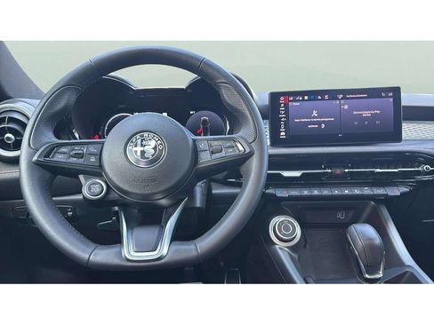 Used 2025 Alfa Romeo Tonale AWD/4WD image 12