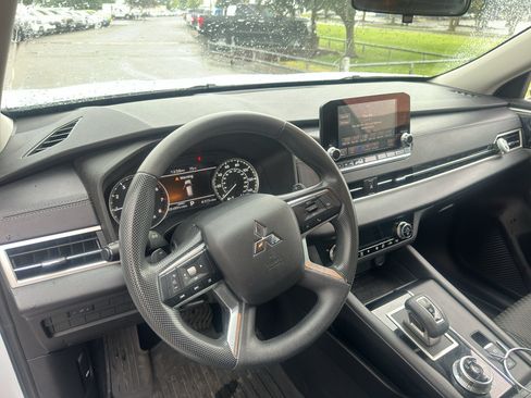 Used 2023 Mitsubishi Outlander ES AWD/4WD image 19
