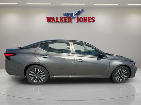 Used 2024 Nissan Altima 2.5 SV image 2