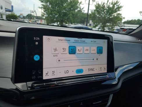 Used 2025 Volkswagen Atlas Cross Sport SE w/ Panoramic Sunroof Package FWD image 31