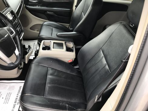 Used 2016 Chrysler Town & Country Touring FWD image 10