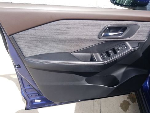 Used 2023 Nissan Rogue SV image 9