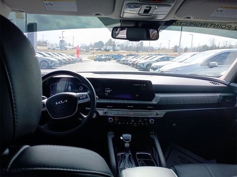 Used 2024 Kia Telluride EX w/ EX Captain's Chair Package image 10
