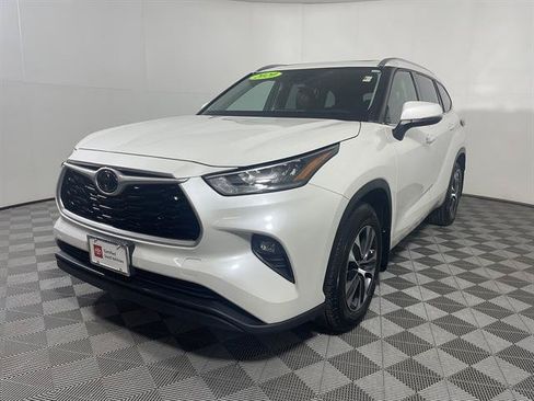 Certified 2020 Toyota Highlander XLE AWD/4WD image 3