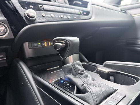 Used 2023 Lexus ES 300h w/ Luxury Package image 18