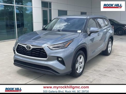 Used 2021 Toyota Highlander LE FWD image 1