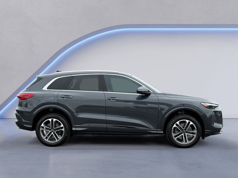 Certified 2025 Audi Q5 Premium w/ Convenience Package AWD/4WD image 5