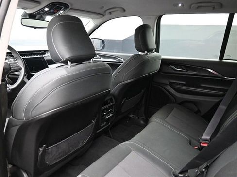 Used 2023 Jeep Grand Cherokee Laredo image 17