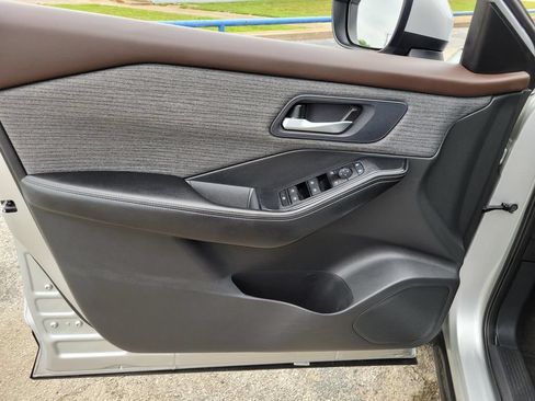 Used 2023 Nissan Rogue SV FWD image 21