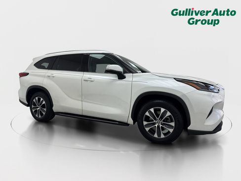 Used 2021 Toyota Highlander XLE FWD image 12