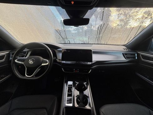 Used 2025 Volkswagen Atlas Cross Sport SE image 33