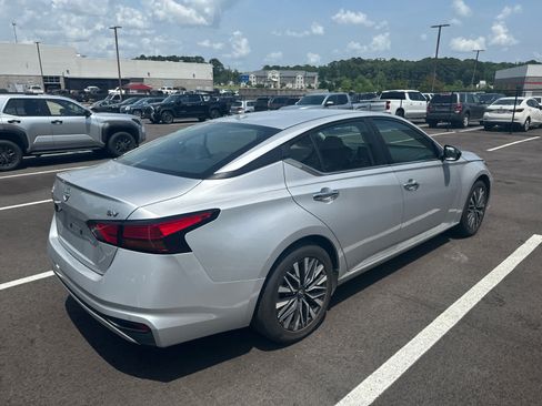 Used 2024 Nissan Altima 2.5 SV FWD image 2