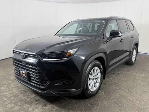 Used 2024 Toyota Grand Highlander AWD image 3