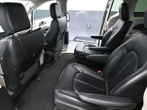 Used 2023 Chrysler Pacifica Touring-L image 35