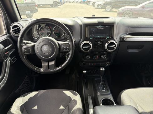 Used 2018 Jeep Wrangler Unlimited Sahara AWD/4WD image 12