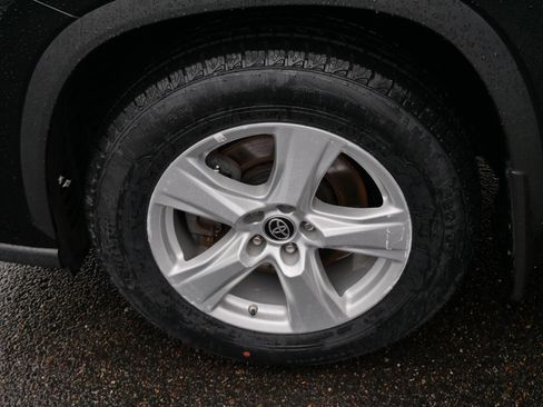 Used 2023 Toyota Highlander LE image 15