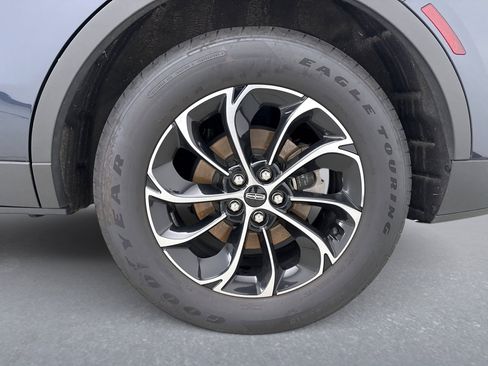 Used 2024 Lincoln Nautilus Premier AWD/4WD image 11