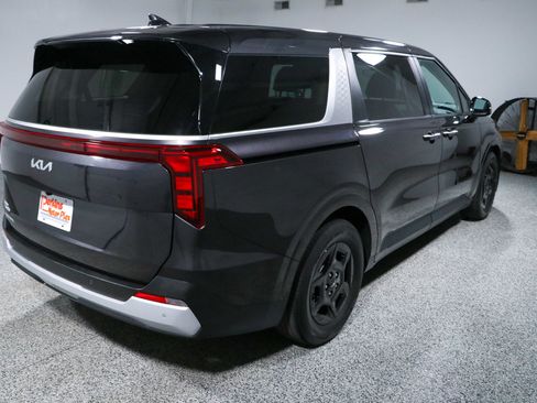 Used 2025 Kia Carnival FWD image 7