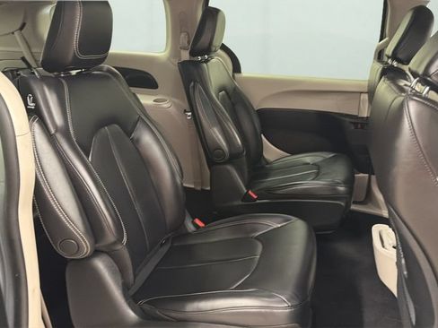Used 2023 Chrysler Pacifica Touring-L FWD image 14