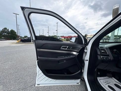 Used 2018 Ford Explorer XLT FWD image 10