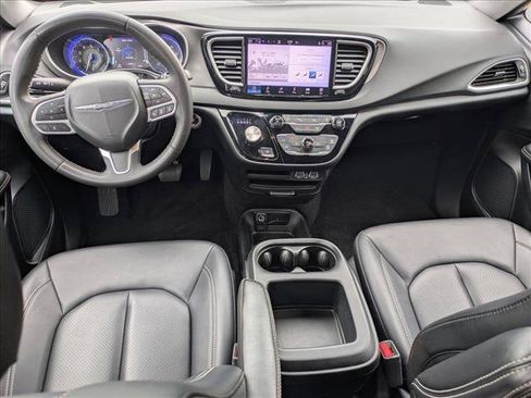 Used 2025 Chrysler Pacifica Select FWD image 16
