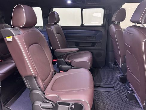 Used 2025 Volkswagen ID. Buzz Pro S Plus image 16